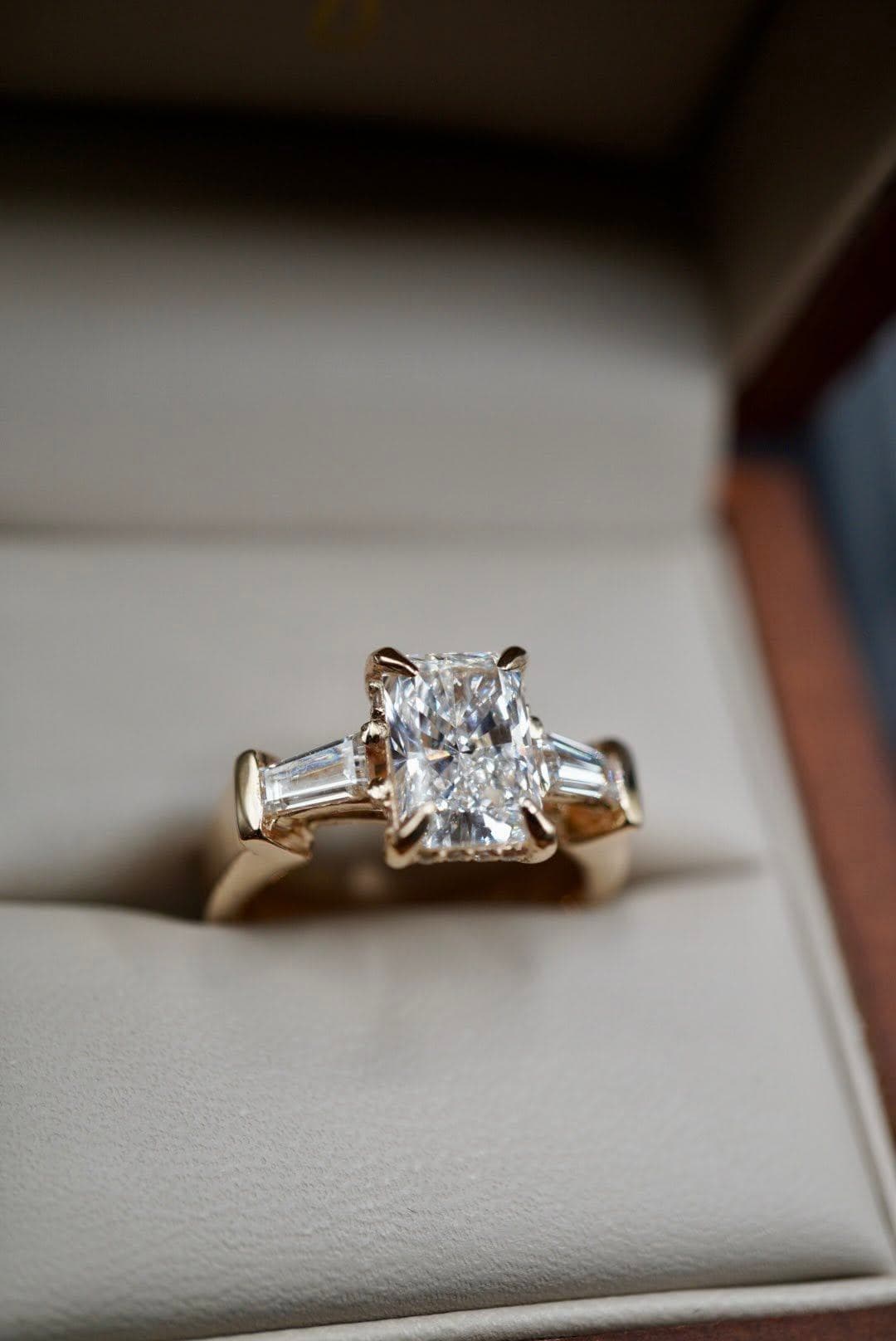 Anillo de Compromiso Tres Diamantes con Certificado