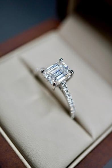 Anillo Solitario Moissanita Esmeralda en Oro Blanco