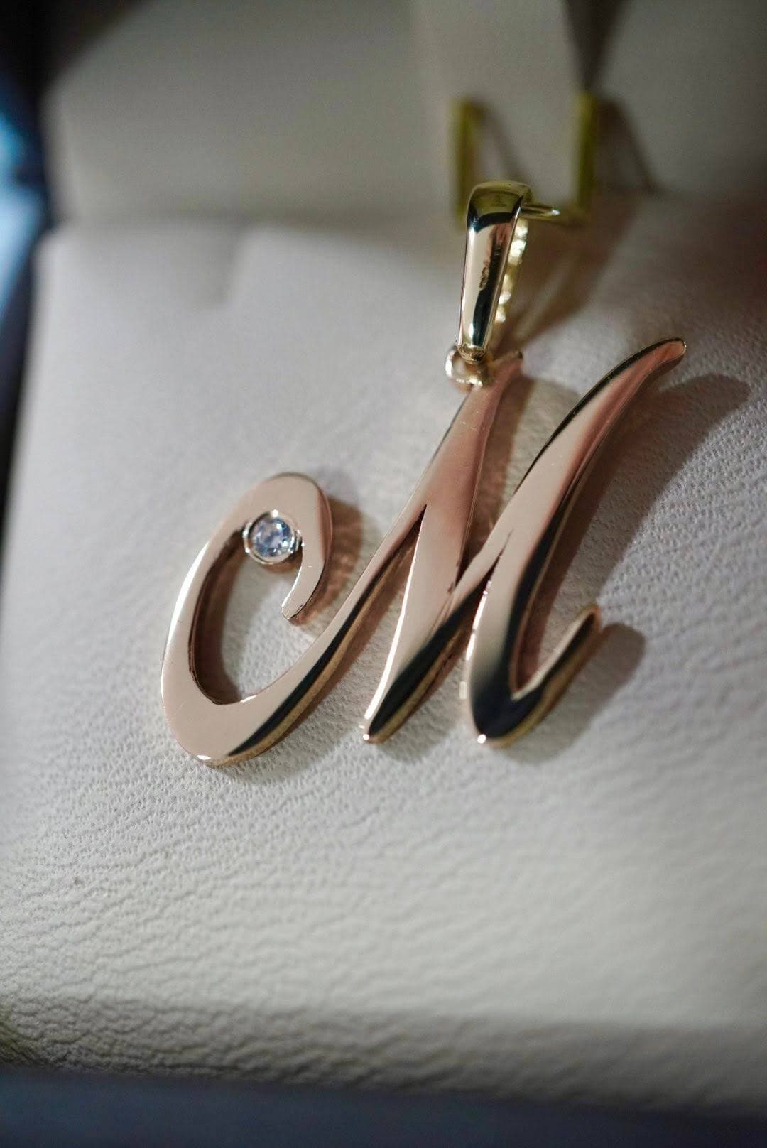 Dije Inicial Personalizada en Oro Sólido con Diamante